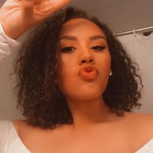 Meet your Posher, Monique